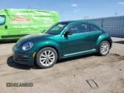 ✅ 2018 Volkswagen Beetle SE • VIN: 3VWJD7AT8JM710169 • Лот: 55758865. Опубликован ранее на Copart с пробегом 68 343 миль. Бесплатный доступ к архиву аукционных продаж из США и подробный отчёт об истории автомобиля на DreamBid. Изображение 1.