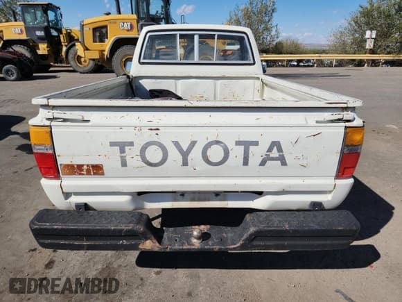 ✅ 1986 Toyota Pickup • VIN: JT4RN50R4G0152474 • Lot: 89923595. Wystawiony na Copart z przebiegiem 278 671 mil. Bezpłatny archiwum sprzedaży aukcyjnych z USA i szczegółowy raport historii pojazdu na DreamBid. Zdjęcie 6.