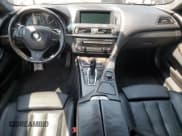 ✅ 2013 BMW 6 Series 650i xDrive • VIN: WBA6B4C50DD098381 • Lot: 67387835. Wystawiony na Copart z przebiegiem 112 625 mil. Bezpłatny archiwum sprzedaży aukcyjnych z USA i szczegółowy raport historii pojazdu na DreamBid. Zdjęcie 8.