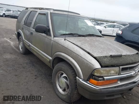 ✅ 2000 Chevrolet Blazer LT • VIN: 1GNDT13WXY2214421 • Lot: 41525220. Wystawiony na IAAI z przebiegiem Nie podano. Bezpłatny archiwum sprzedaży aukcyjnych z USA i szczegółowy raport historii pojazdu na DreamBid. Zdjęcie 1.