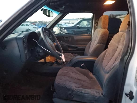 ✅ 1998 GMC Jimmy SLS • VIN: 1GKDT13W9W2506846 • Lot: 84854964. Listed on Copart with 151,051 mi. Free auction sales archive from the USA and detailed vehicle history report at DreamBid. Image 7.