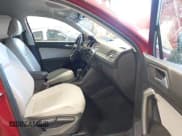 ✅ 2019 Volkswagen Tiguan SE • VIN: 3VV3B7AX8KM126023 • Lot: 42244782. Wystawiony na IAAI z przebiegiem 36 200 mil. Bezpłatny archiwum sprzedaży aukcyjnych z USA i szczegółowy raport historii pojazdu na DreamBid. Zdjęcie 5.