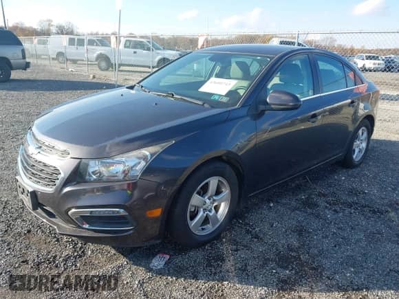 2015 Chevrolet Cruze LT z VIN 1G1PC5SB4F7105845, wystawiony jako IAAI lot #43600745 z przebiegiem 110 653 mil mil oraz . Historia ofert i sprzedaży dostępna na DreamBid. Obrazek 2.