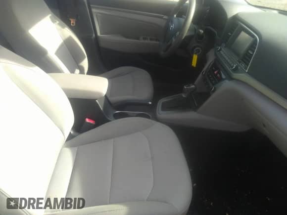 2018 Hyundai Elantra Value Edition z VIN 5NPD84LF1JH334060, wystawiony jako IAAI lot #41300114 z przebiegiem 79 165 mil mil oraz . Historia ofert i sprzedaży dostępna na DreamBid. Obrazek 5.