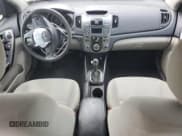 ✅ 2013 Kia Forte EX • VIN: KNAFU4A28D5737975 • Lot: 69840835. Wystawiony na Copart z przebiegiem 174 578 mil. Bezpłatny archiwum sprzedaży aukcyjnych z USA i szczegółowy raport historii pojazdu na DreamBid. Zdjęcie 8.