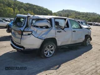 ✅ 2022 Jeep Wagoneer Series II • VIN: 1C4SJVBTXNS182716 • Lot: 70793974. Wystawiony na Copart z przebiegiem Nie podano. Bezpłatny archiwum sprzedaży aukcyjnych z USA i szczegółowy raport historii pojazdu na DreamBid. Zdjęcie 3.