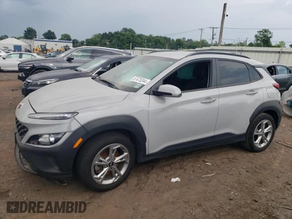 ✅ 2022 Hyundai Kona SEL • VIN: KM8K6CAB6NU818157 • Лот: 57475244. Опубликован ранее на Copart с пробегом 22 762 миль. Бесплатный доступ к архиву аукционных продаж из США и подробный отчёт об истории автомобиля на DreamBid. Изображение 1.