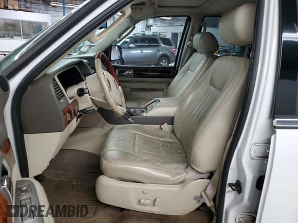 ✅ 2004 Lincoln Navigator Luxury • VIN: 5LMFU28R14LJ06435 • Lot: 68772055. Listed on Copart with 158,185 mi. Free auction sales archive from the USA and detailed vehicle history report at DreamBid. Image 7.