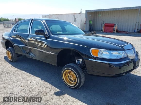 ✅ 1998 Lincoln Town Car Signature • VIN: 1LNFM82W4WY614425 • Lot: 42965120. Listed on IAAI with 164,023 mi. Free auction sales archive from the USA and detailed vehicle history report at DreamBid. Image 1.