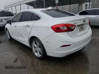 2017 Chevrolet Cruze Premier z VIN 1G1BF5SM1H7260276, wystawiony jako Copart lot #66112872 z przebiegiem 96 847 mil mil oraz . Historia ofert i sprzedaży dostępna na DreamBid. Obrazek 3.