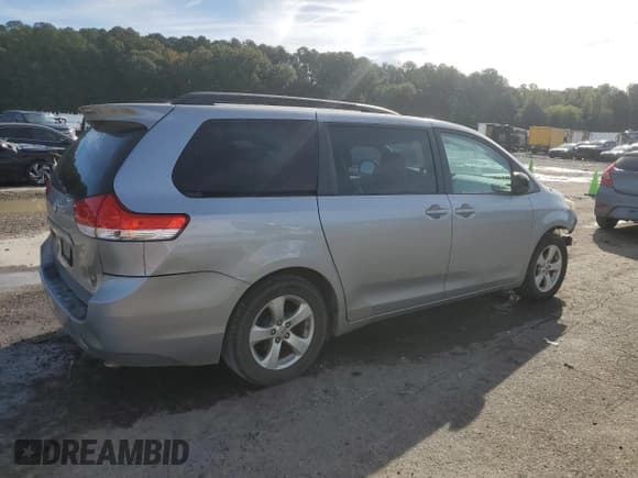 ✅ 2013 Toyota Sienna LE • VIN: 5TDKK3DC6DS354293 • Lot: 89460505. Wystawiony na Copart z przebiegiem 269 878 mil. Bezpłatny archiwum sprzedaży aukcyjnych z USA i szczegółowy raport historii pojazdu na DreamBid. Zdjęcie 3.
