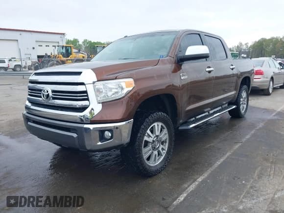 ✅ 2017 Toyota Tundra Platinum • VIN: 5TFAW5F14HX620532 • Лот: 41932248. Опубликован ранее на IAAI с пробегом 100 101 миль. Бесплатный доступ к архиву аукционных продаж из США и подробный отчёт об истории автомобиля на DreamBid. Изображение 2.