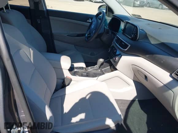 ✅ 2019 Hyundai Tucson Value • VIN: KM8J3CA44KU997932 • Lot: 43207015. Wystawiony na IAAI z przebiegiem 76 383 mil mil. Skorzystaj z bezpłatnego archiwum sprzedaży aukcyjnych z USA i zobacz szczegółowy raport historii pojazdu na DreamBid. Zdjęcie 5.