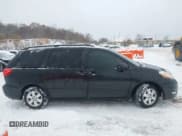 ✅ 2010 Toyota Sienna XLE Limited • VIN: 5TDYK4CC9AS311807 • Lot: 43827703. Wystawiony na IAAI z przebiegiem 234 992 mil. Bezpłatny archiwum sprzedaży aukcyjnych z USA i szczegółowy raport historii pojazdu na DreamBid. Zdjęcie 13.