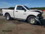 2017 Ram 1500 Tradesman z VIN 3C6JR6AG7HG786984, wystawiony jako Copart lot #81942525 z przebiegiem 118 280 mil mil oraz Szkoda całkowita • Salvage title. Historia ofert i sprzedaży dostępna na DreamBid. Obrazek 4.