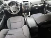 ✅ 2013 Kia Sorento LX • VIN: 5XYKTDA28DG410469 • Лот: 69971115. Опубликован ранее на Copart с пробегом 254 685 миль. Бесплатный доступ к архиву аукционных продаж из США и подробный отчёт об истории автомобиля на DreamBid. Изображение 8.