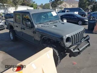 ✅ 2020 Jeep Gladiator Sport S • VIN: 1C6JJTAG6LL201409 • Lot: 42866437. Wystawiony na IAAI z przebiegiem 51 863 mil. Bezpłatny archiwum sprzedaży aukcyjnych z USA i szczegółowy raport historii pojazdu na DreamBid. Zdjęcie 1.
