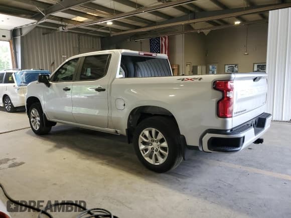 ✅ 2021 Chevrolet Silverado 1500 Custom • VIN: 1GCPYBEH0MZ119198 • Lot: 57798265. Wystawiony na Copart z przebiegiem 48 011 mil. Bezpłatny archiwum sprzedaży aukcyjnych z USA i szczegółowy raport historii pojazdu na DreamBid. Zdjęcie 2.