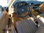 ✅ 1985 Mercedes-Benz 380 • VIN: WDBBA45C0FA027426 • Lot: 87036335. Wystawiony na Copart z przebiegiem 156 495 mil. Bezpłatny archiwum sprzedaży aukcyjnych z USA i szczegółowy raport historii pojazdu na DreamBid. Zdjęcie 8.