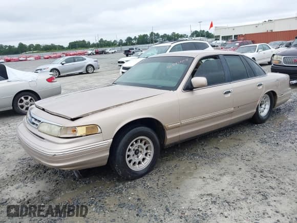 ✅ 1997 Ford Crown Victoria LX • VIN: 2FALP74WXVX141057 • Lot: 42945107. Wystawiony na IAAI z przebiegiem 182 749 mil. Bezpłatny archiwum sprzedaży aukcyjnych z USA i szczegółowy raport historii pojazdu na DreamBid. Zdjęcie 2.