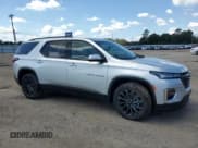 ✅ 2022 Chevrolet Traverse RS • VIN: 1GNERJKW0NJ101955 • Lot: 72691834. Wystawiony na Copart z przebiegiem Nie podano. Bezpłatny archiwum sprzedaży aukcyjnych z USA i szczegółowy raport historii pojazdu na DreamBid. Zdjęcie 4.