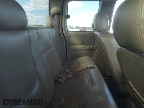 ✅ 2003 Chevrolet Silverado 2500HD LS • VIN: 1GCHK29U03E274062 • Lot: 82757165. Wystawiony na Copart z przebiegiem 329 319 mil. Bezpłatny archiwum sprzedaży aukcyjnych z USA i szczegółowy raport historii pojazdu na DreamBid. Zdjęcie 10.