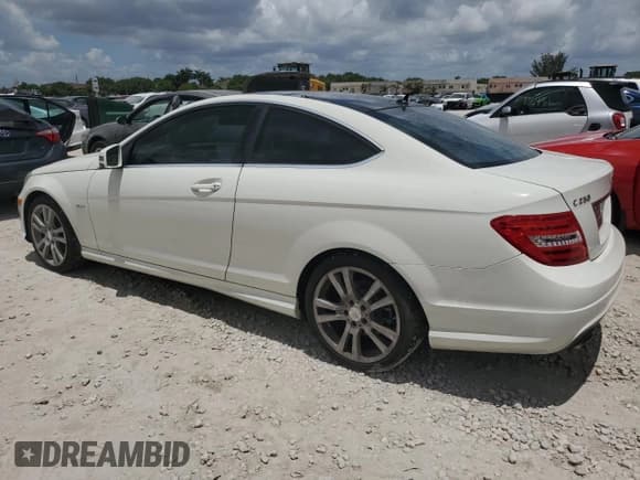 ✅ 2012 Mercedes-Benz C 250 • VIN: WDDGJ4HB0CF820966 • Lot: 63697624. Wystawiony na Copart z przebiegiem 136 741 mil. Bezpłatny archiwum sprzedaży aukcyjnych z USA i szczegółowy raport historii pojazdu na DreamBid. Zdjęcie 2.