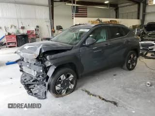 ✅ 2025 Hyundai Kona SEL • VIN: KM8HBCABXSU265028 • Лот: 87395615. Опубликован ранее на Copart с пробегом 7 514 миль. Бесплатный доступ к архиву аукционных продаж из США и подробный отчёт об истории автомобиля на DreamBid. Изображение 1.