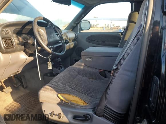 ✅ 2000 Dodge 2500 • VIN: 1B7KF2363YJ135563 • Lot: 81561185. Wystawiony na Copart z przebiegiem 248 411 mil. Bezpłatny archiwum sprzedaży aukcyjnych z USA i szczegółowy raport historii pojazdu na DreamBid. Zdjęcie 7.