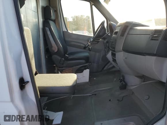 ✅ 2011 Mercedes-Benz Sprinter Cargo • VIN: WD3PE8CB1B5587496 • Lot: 75341714. Wystawiony na Copart z przebiegiem Nie podano. Bezpłatny archiwum sprzedaży aukcyjnych z USA i szczegółowy raport historii pojazdu na DreamBid. Zdjęcie 11.
