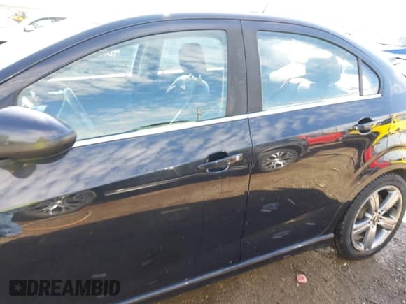 2015 Chevrolet Sonic RS z VIN 1G1JG5SB9F4119459, wystawiony jako IAAI lot #42144104 z przebiegiem 84 013 mil mil oraz . Historia ofert i sprzedaży dostępna na DreamBid. Obrazek 15.