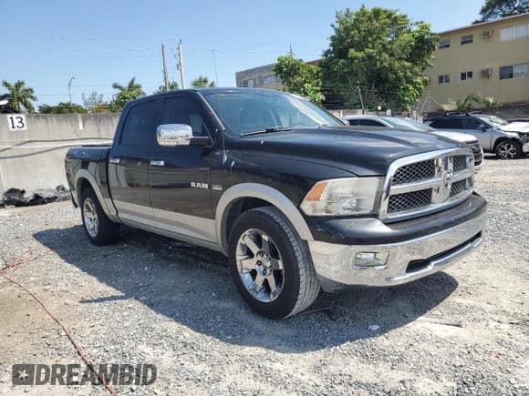 ✅ 2009 Dodge 1500 Laramie • VIN: 1D3HB13T49J521861 • Lot: 50819025. Wystawiony na Copart z przebiegiem 201 358 mil. Bezpłatny archiwum sprzedaży aukcyjnych z USA i szczegółowy raport historii pojazdu na DreamBid. Zdjęcie 4.