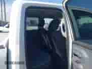 2024 Ram 1500 SLT z VIN 1C6RR7GG0RS156623, wystawiony jako IAAI lot #42702884 z przebiegiem 27 953 mil mil oraz . Historia ofert i sprzedaży dostępna na DreamBid. Obrazek 8.