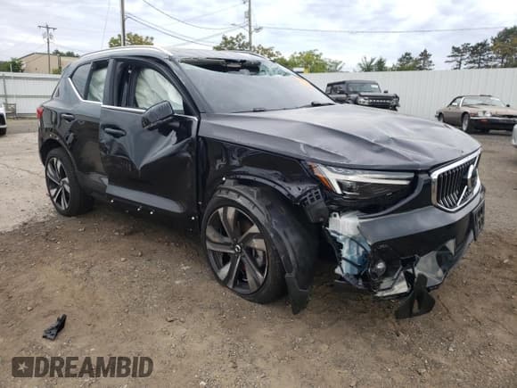 ✅ 2025 Volvo XC40 Plus Bright Theme • VIN: YV4L12UE0S2485658 • Lot: 70833025. Listed on Copart with 17,245 mi. Free auction sales archive from the USA and detailed vehicle history report at DreamBid. Image 4.