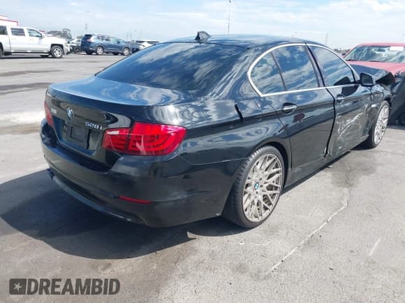 ✅ 2013 BMW 5 Series 528i • VIN: WBAXG5C56DD234119 • Lot: 43281695. Wystawiony na IAAI z przebiegiem 127 445 mil. Bezpłatny archiwum sprzedaży aukcyjnych z USA i szczegółowy raport historii pojazdu na DreamBid. Zdjęcie 4.