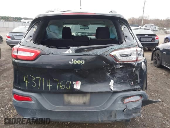 ✅ 2015 Jeep Cherokee Sport • VIN: 1C4PJMAB8FW776661 • Lot: 43714760. Wystawiony na IAAI z przebiegiem 149 504 mil. Bezpłatny archiwum sprzedaży aukcyjnych z USA i szczegółowy raport historii pojazdu na DreamBid. Zdjęcie 19.