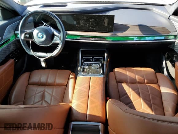 ✅ 2023 BMW i7 xDrive60 • VIN: WBY53EJ05PCM90595 • Lot: 85151334. Wystawiony na Copart z przebiegiem 13 277 mil. Bezpłatny archiwum sprzedaży aukcyjnych z USA i szczegółowy raport historii pojazdu na DreamBid. Zdjęcie 8.