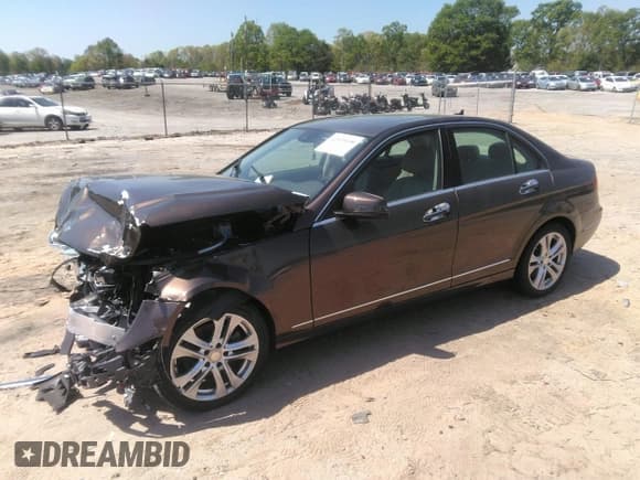 ✅ 2014 Mercedes-Benz C 250 Sport • VIN: WDDGF4HB2EA933514 • Lot: 42025198. Wystawiony na IAAI z przebiegiem 71 286 mil. Bezpłatny archiwum sprzedaży aukcyjnych z USA i szczegółowy raport historii pojazdu na DreamBid. Zdjęcie 2.