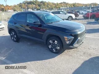 ✅ 2025 Hyundai Kona SEL • VIN: KM8HBCAB5SU219204 • Лот: 43637321. Опубликован ранее на IAAI с пробегом 28 554 миль. Бесплатный доступ к архиву аукционных продаж из США и подробный отчёт об истории автомобиля на DreamBid. Изображение 1.
