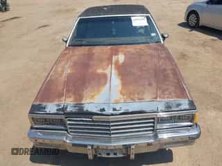 1985 Chevrolet Caprice Classic Brougham z VIN 1G1BN69Z6FY185317, wystawiony jako IAAI lot #42032298 z przebiegiem 4 311 mil mil oraz . Historia ofert i sprzedaży dostępna na DreamBid. Obrazek 6.