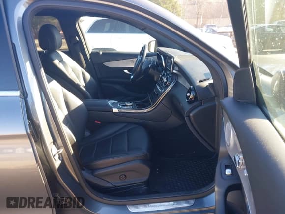 ✅ 2019 Mercedes-Benz GLC 300 • VIN: WDC0G4KB7KF569309 • Lot: 43786735. Wystawiony na IAAI z przebiegiem 175 695 mil. Bezpłatny archiwum sprzedaży aukcyjnych z USA i szczegółowy raport historii pojazdu na DreamBid. Zdjęcie 5.