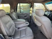 ✅ 2001 Lincoln Navigator • VIN: 5LMEU27A21LJ07189 • Лот: 93109925. Опубликован ранее на Copart с пробегом Не указан. Бесплатный доступ к архиву аукционных продаж из США и подробный отчёт об истории автомобиля на DreamBid. Изображение 10.