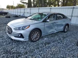 2018 Hyundai Sonata SE z VIN 5NPE24AFXJH695098, wystawiony jako Copart lot #81500275 z przebiegiem 58 842 mil mil oraz Szkoda całkowita • Salvage title. Historia ofert i sprzedaży dostępna na DreamBid. Obrazek 1.