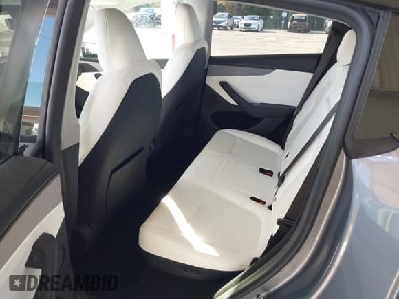 ✅ 2026 Tesla Model Y Long Range • VIN: 7SAYGDED5TA418948 • Lot: 43705204. Wystawiony na IAAI z przebiegiem 3 634 mil. Bezpłatny archiwum sprzedaży aukcyjnych z USA i szczegółowy raport historii pojazdu na DreamBid. Zdjęcie 8.