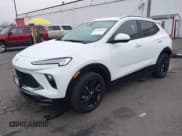 ✅ 2024 Buick Encore GX Sport Touring • VIN: KL4AMESL3RB208320 • Lot: 41348920. Wystawiony na IAAI z przebiegiem 5 905 mil. Bezpłatny archiwum sprzedaży aukcyjnych z USA i szczegółowy raport historii pojazdu na DreamBid. Zdjęcie 2.