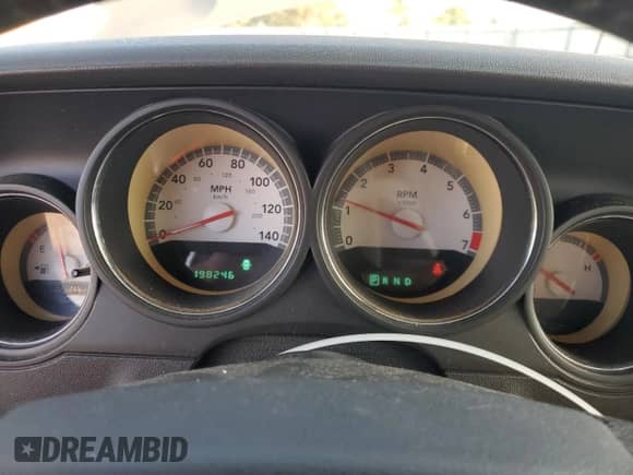 2010 Dodge Challenger SE z VIN 2B3CJ4DV1AH179963, wystawiony jako Copart lot #84362405 z przebiegiem 198 246 mil mil oraz Szkoda całkowita • Salvage title. Historia ofert i sprzedaży dostępna na DreamBid. Obrazek 9.