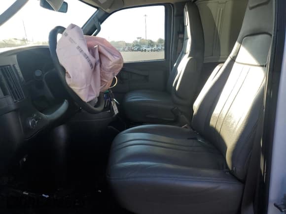 ✅ 2024 Chevrolet Express Cargo • VIN: 1GCWGAFP2R1164762 • Lot: 86112145. Listed on Copart with 21,607 mi. Free auction sales archive from the USA and detailed vehicle history report at DreamBid. Image 7.