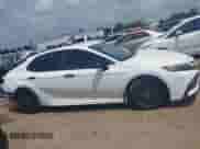 2022 Toyota Camry SE z VIN 4T1G11AK8NU027220, wystawiony jako IAAI lot #42161140 z przebiegiem 68 347 mil mil oraz . Historia ofert i sprzedaży dostępna na DreamBid. Obrazek 14.