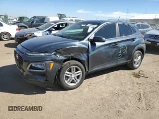 ✅ 2018 Hyundai Kona SE • VIN: KM8K1CAA2JU086304 • Лот: 72044654. Опубликован ранее на Copart с пробегом 50 532 миль. Бесплатный доступ к архиву аукционных продаж из США и подробный отчёт об истории автомобиля на DreamBid. Изображение 1.