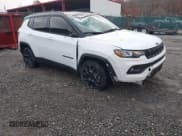 ✅ 2023 Jeep Compass Latitude • VIN: 3C4NJDBN2PT531684 • Lot: 43592365. Wystawiony na IAAI z przebiegiem 19 946 mil. Bezpłatny archiwum sprzedaży aukcyjnych z USA i szczegółowy raport historii pojazdu na DreamBid. Zdjęcie 1.